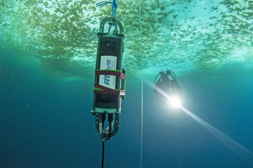 Symbolische Darstellung eines Hydrophons unter antarktischem Eis zum Bloop-Unterwassergeräusch von 1997