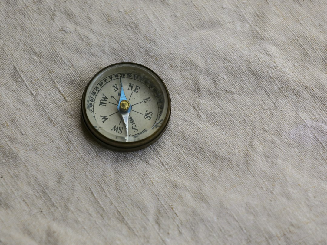 Antiker Kompass als Symbolbild für historische Seekarten und Navigation