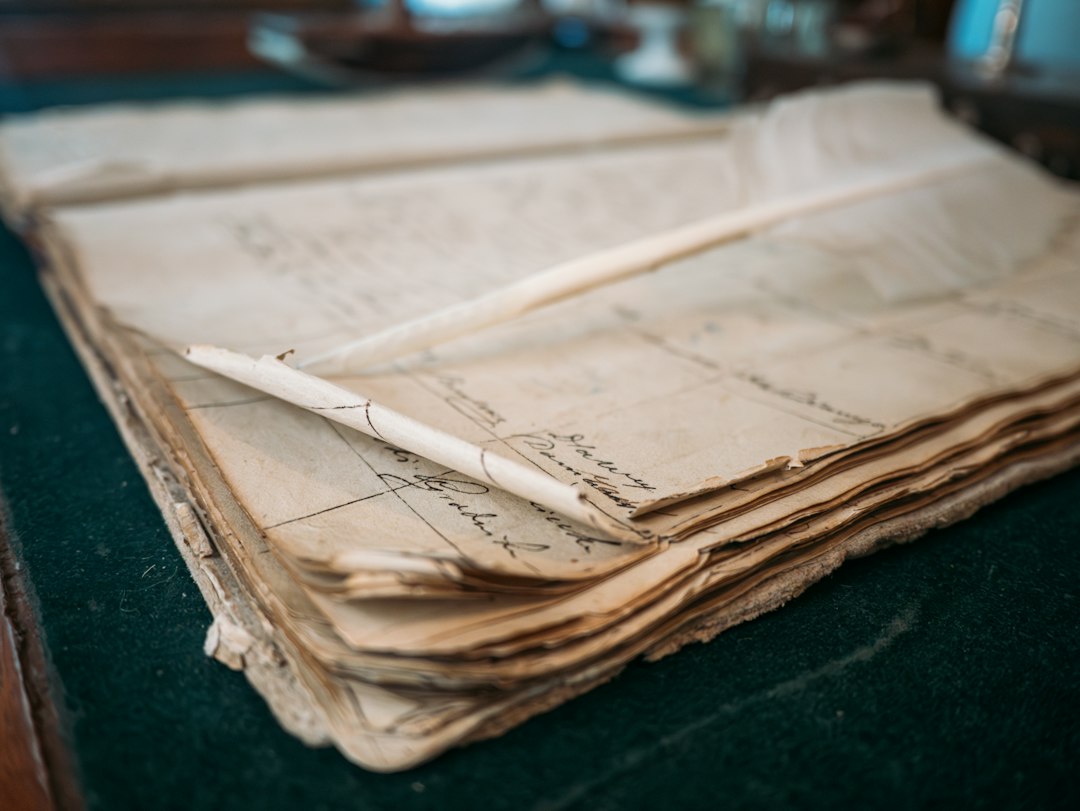 Aufgeschlagenes altes Notizbuch mit handschriftlichen Aufzeichnungen, Symbolbild für historische Quellenrecherche