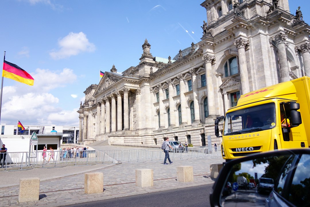 Deutsche Flagge am Reichstagsgebäude in Berlin als Symbol zum Tag der Deutschen Einheit